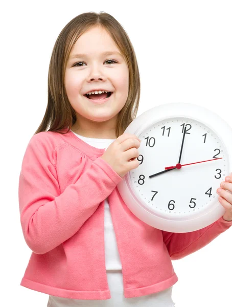 Niña está sosteniendo gran reloj — Foto de Stock