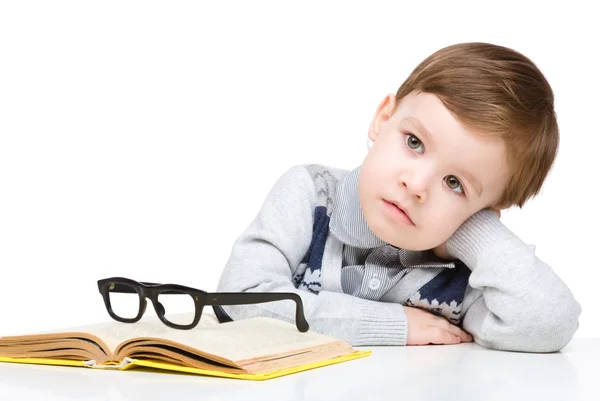 Petit enfant jouer avec le livre — Photo