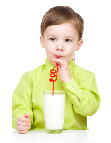 Menino bonito com um copo de leite — Fotografia de Stock