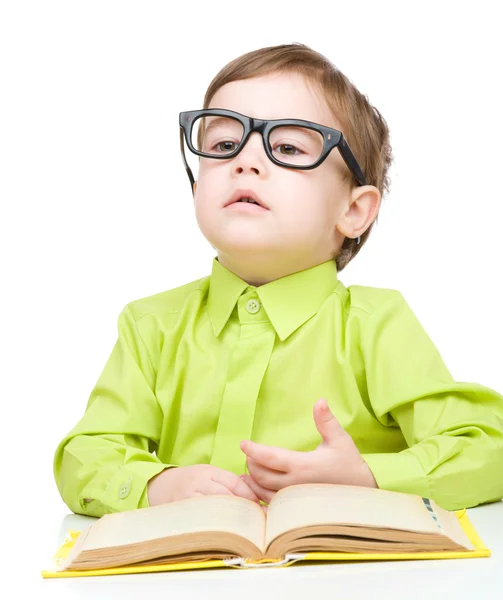 Niño pequeño jugar con el libro —  Fotos de Stock