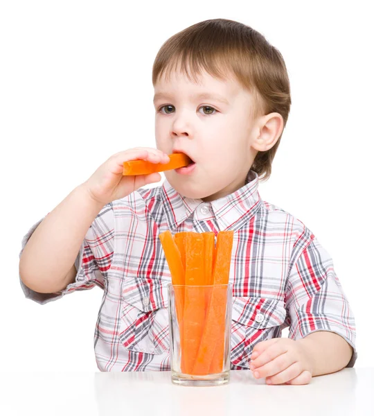Kleiner Junge isst Möhre — Stockfoto