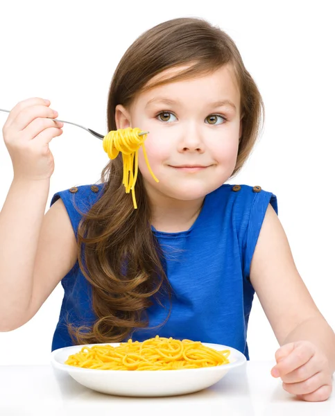 Menina está comendo espaguete — Fotografia de Stock