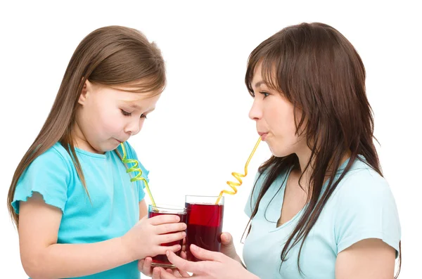 Mother and her daughter are drinking juice — Stock Photo, Image