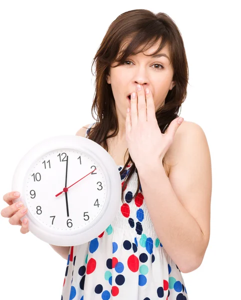Mladá žena drží velké hodiny — Stock fotografie
