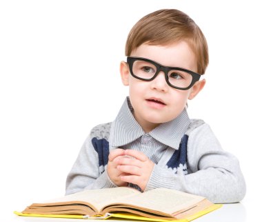 kitap ile küçük çocuk oyun