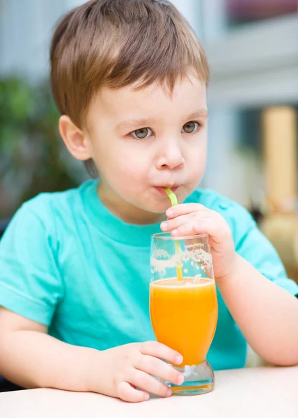 Liten pojke med glas apelsinjuice — Stockfoto