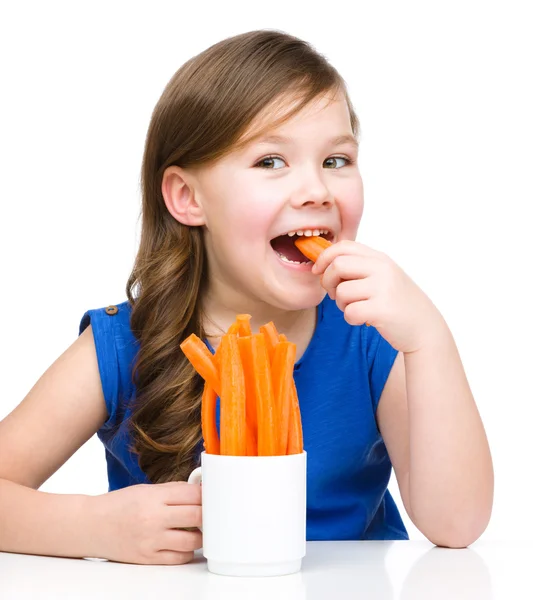 Niedliches kleines Mädchen isst Karotte — Stockfoto