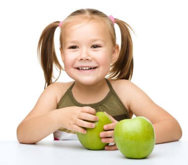 Kırmızı elma ile küçük kız