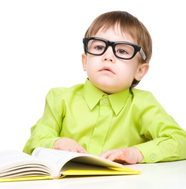 kitap ile küçük çocuk oyun