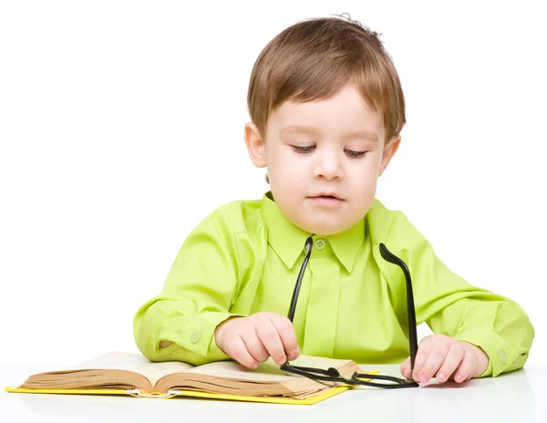 Bambino piccolo gioca con il libro — Foto Stock