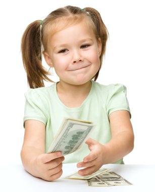 küçük kız dolar sayan