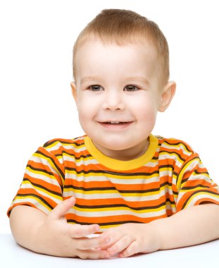 Küçük şirin bir çocuğun portresi.