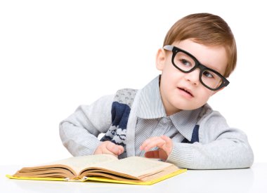 kitap ile küçük çocuk oyun