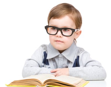 kitap ile küçük çocuk oyun