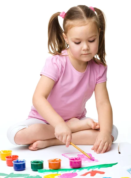 Lindo niño alegre jugar con pinturas — Foto de Stock