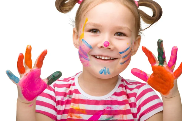 Πορτρέτο του ένα χαριτωμένο κορίτσι παίζει με τα χρώματα — Φωτογραφία Αρχείου