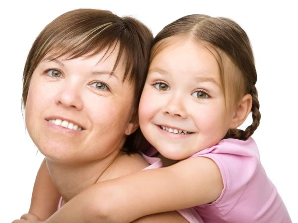 Retrato de uma mãe feliz com sua filha — Fotografia de Stock