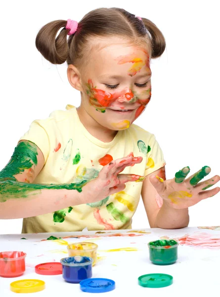 Retrato de uma menina bonita brincando com tintas — Fotografia de Stock