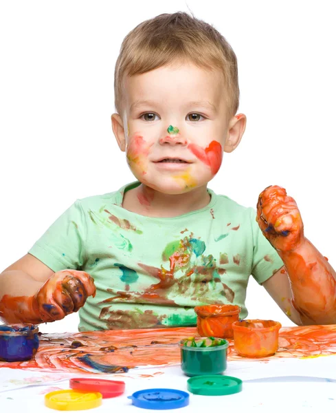 Petit garçon joue avec les peintures — Photo