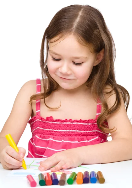 Petite fille dessine en utilisant des crayons colorés — Photo