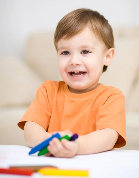 Маленький мальчик рисует на белой бумаге — стоковое фото