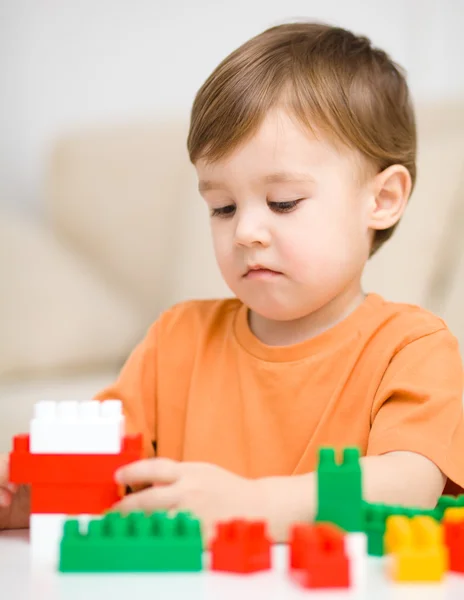 Chico está jugando con bloques de construcción —  Fotos de Stock