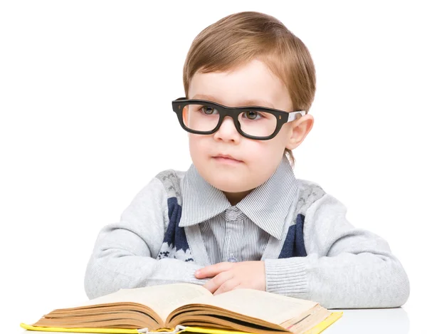 Petit enfant jouer avec le livre — Photo