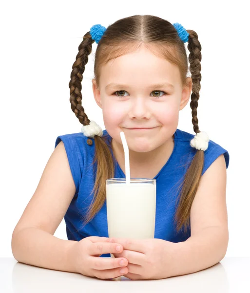 Mignonne petite fille avec un verre de lait — Photo