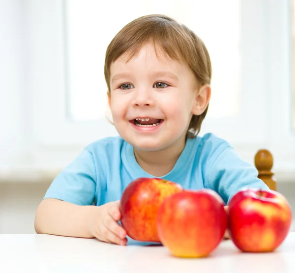 一个快乐的小男孩，与苹果的肖像 — 图库照片