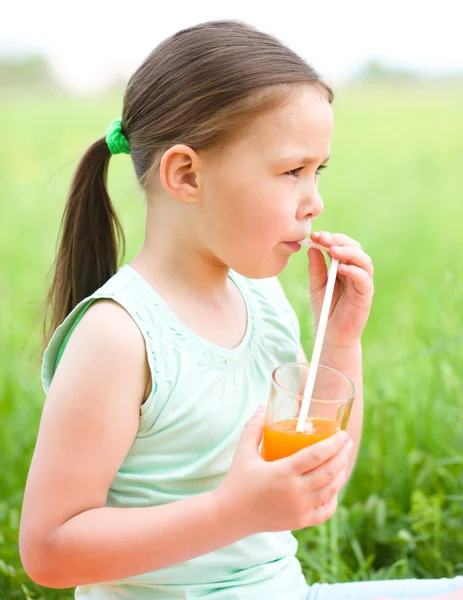 La bambina sta bevendo succo d'arancia — Foto Stock