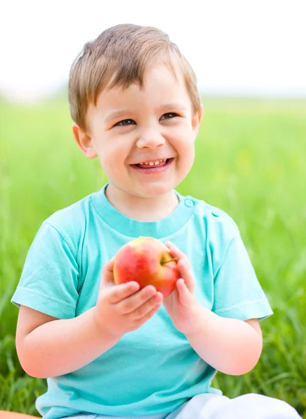 Apple との幸せな小さな男の子の肖像画 — ストック写真