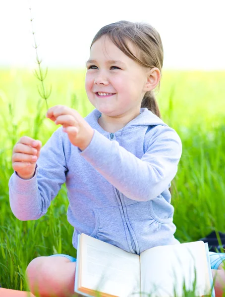 Kleines Mädchen studiert Pflanzen — Stockfoto