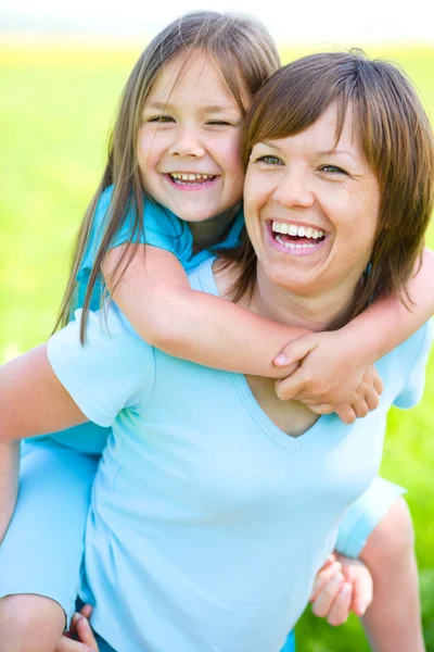 Ritratto di madre felice con la figlia — Foto Stock