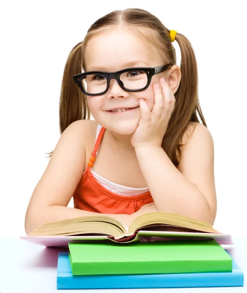 Menina está lendo um livro — Fotografia de Stock