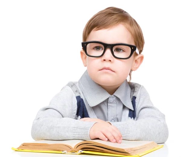 Niño pequeño jugar con el libro — Foto de Stock