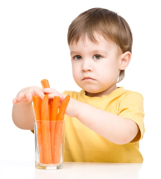 Malý chlapec je jíst mrkev — Stock fotografie