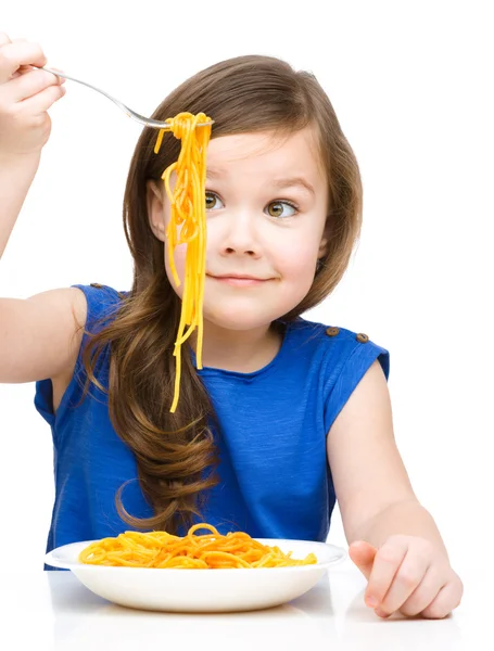 Menina está comendo espaguete — Fotografia de Stock