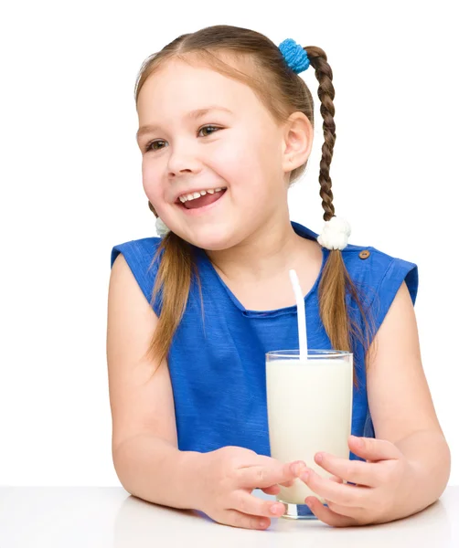 Schattig klein meisje met een glas melk — Stockfoto