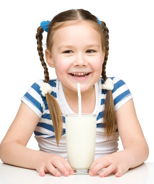 Mignonne petite fille avec un verre de lait — Photo