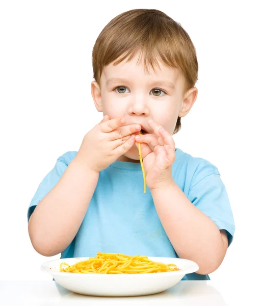 Kleine jongen is eten spaghetti — Stockfoto