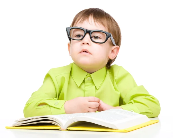 Niño pequeño jugar con el libro Fotos De Stock