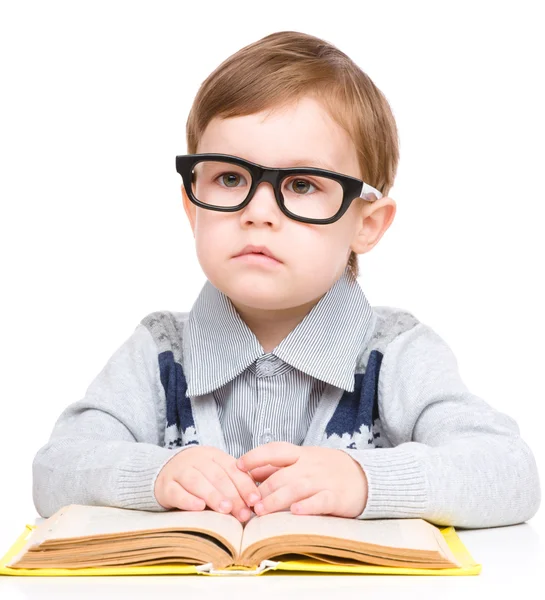 Niño pequeño jugar con el libro — Foto de Stock