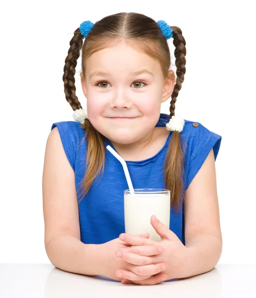 Schattig klein meisje met een glas melk — Stockfoto