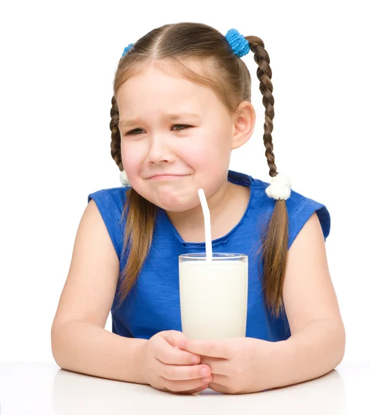 Trauriges kleines Mädchen mit einem Glas Milch — Stockfoto