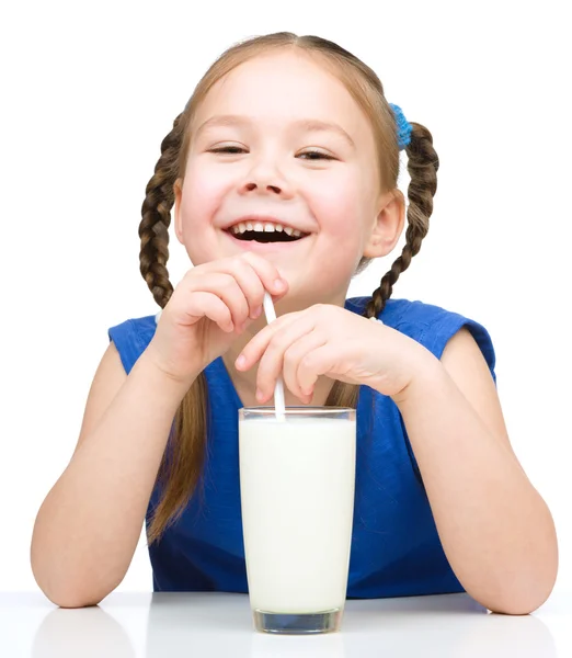 ミルクのガラスとかわいい女の子 — ストック写真