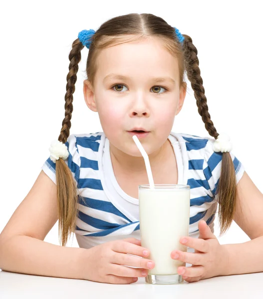 Niedliches kleines Mädchen mit einem Glas Milch — Stockfoto