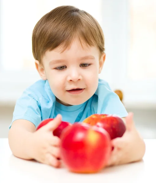 Retrato de un niño feliz con manzanas — Foto de Stock