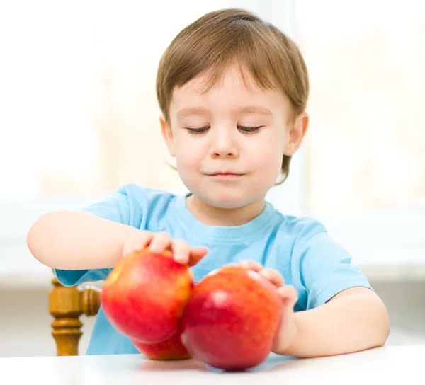 Retrato de um menino feliz com maçãs — Fotografia de Stock