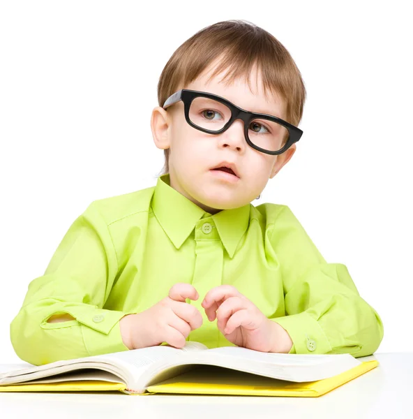 Niño pequeño jugar con el libro Fotos De Stock