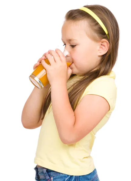 Klein meisje is drinken sinaasappelsap — Stockfoto